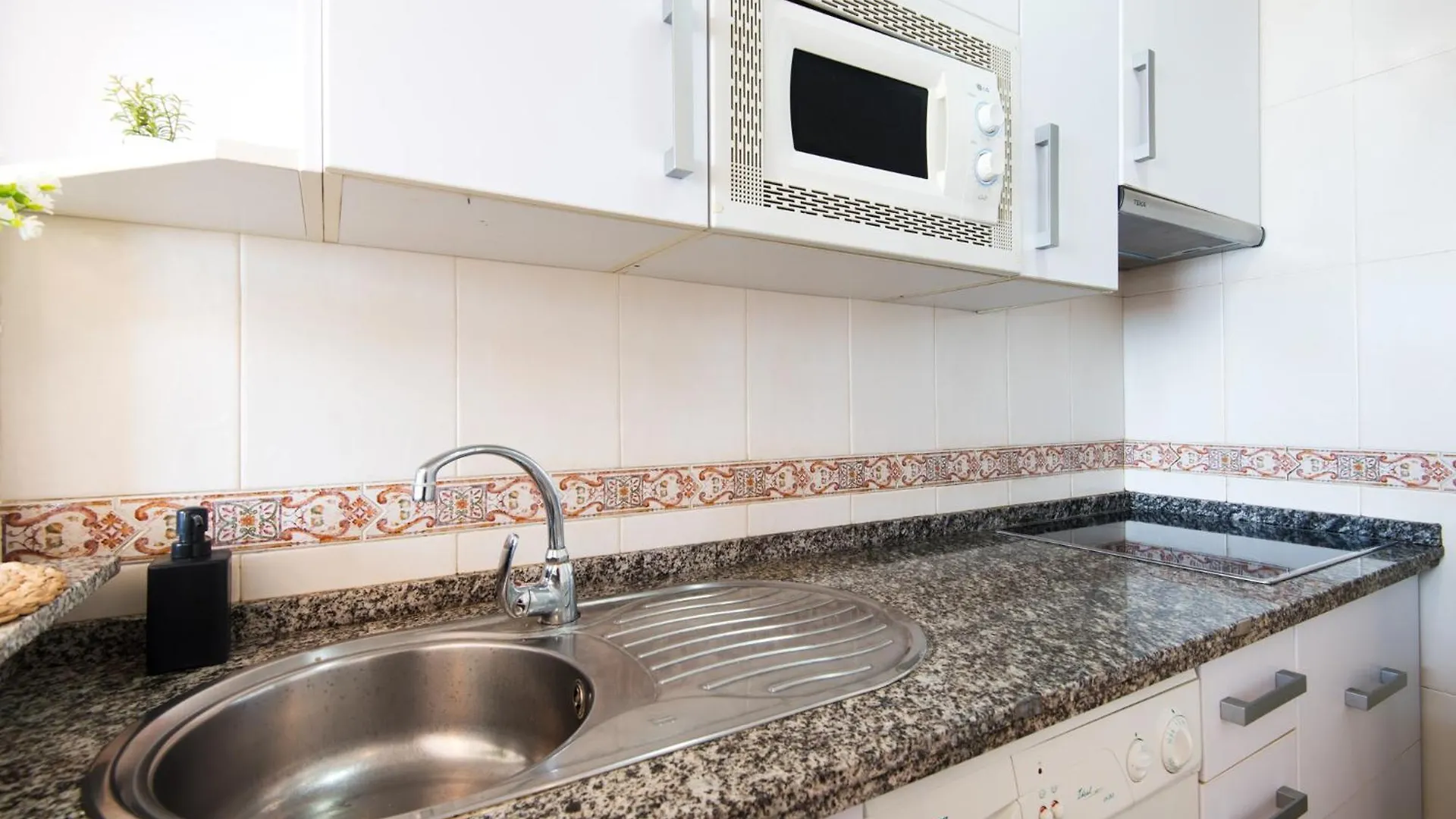Madeinterranean Beach- Higueron Front Line Apartment Fuengirola